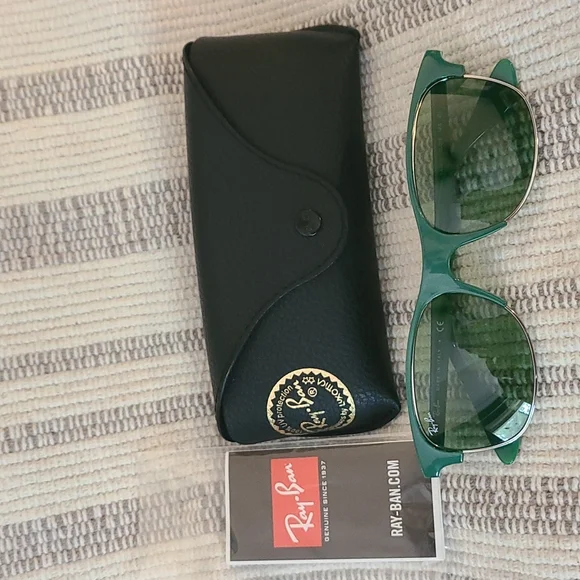 NWT Adorable Green Ray-Bans